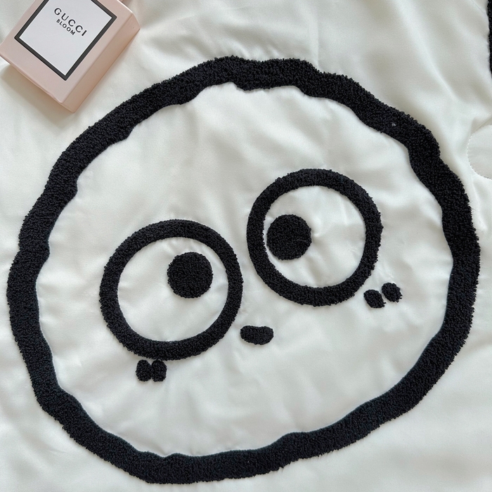 91家纺网 家纺一手货源 找家纺 眠帛 2024新款A类水洗棉毛巾绣夏被四件套—精灵系列 精灵浅灰