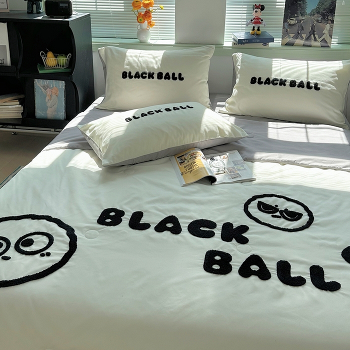 91家纺网 家纺一手货源 找家纺 眠帛 2024新款A类水洗棉毛巾绣夏被四件套—精灵系列 精灵浅灰