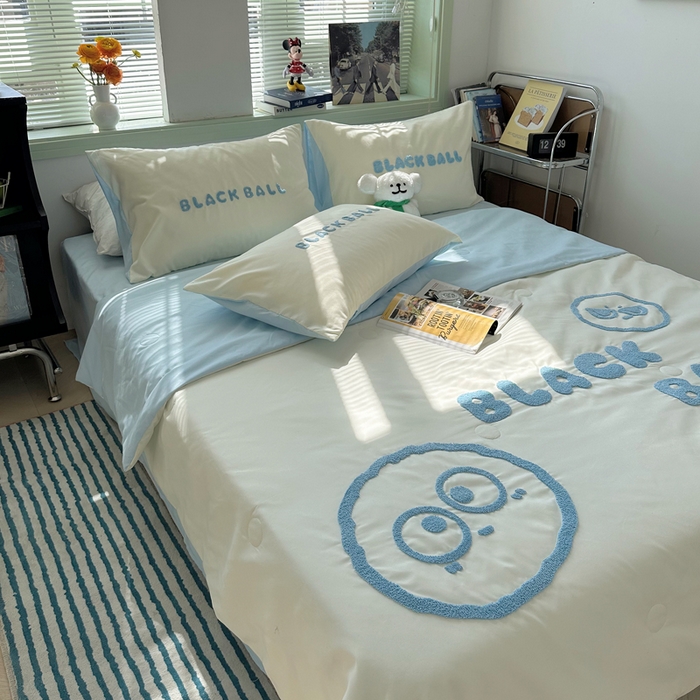 91家纺网 家纺一手货源 找家纺 眠帛 2024新款A类水洗棉毛巾绣夏被四件套—精灵系列 精灵天空蓝