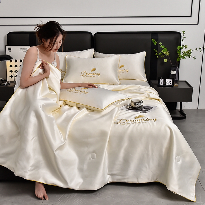 91家纺网 家纺一手货源 找家纺 简爱 2025新款水洗真丝刺绣夏被四件套（跑量款） 直播 梦羽-奶茶白