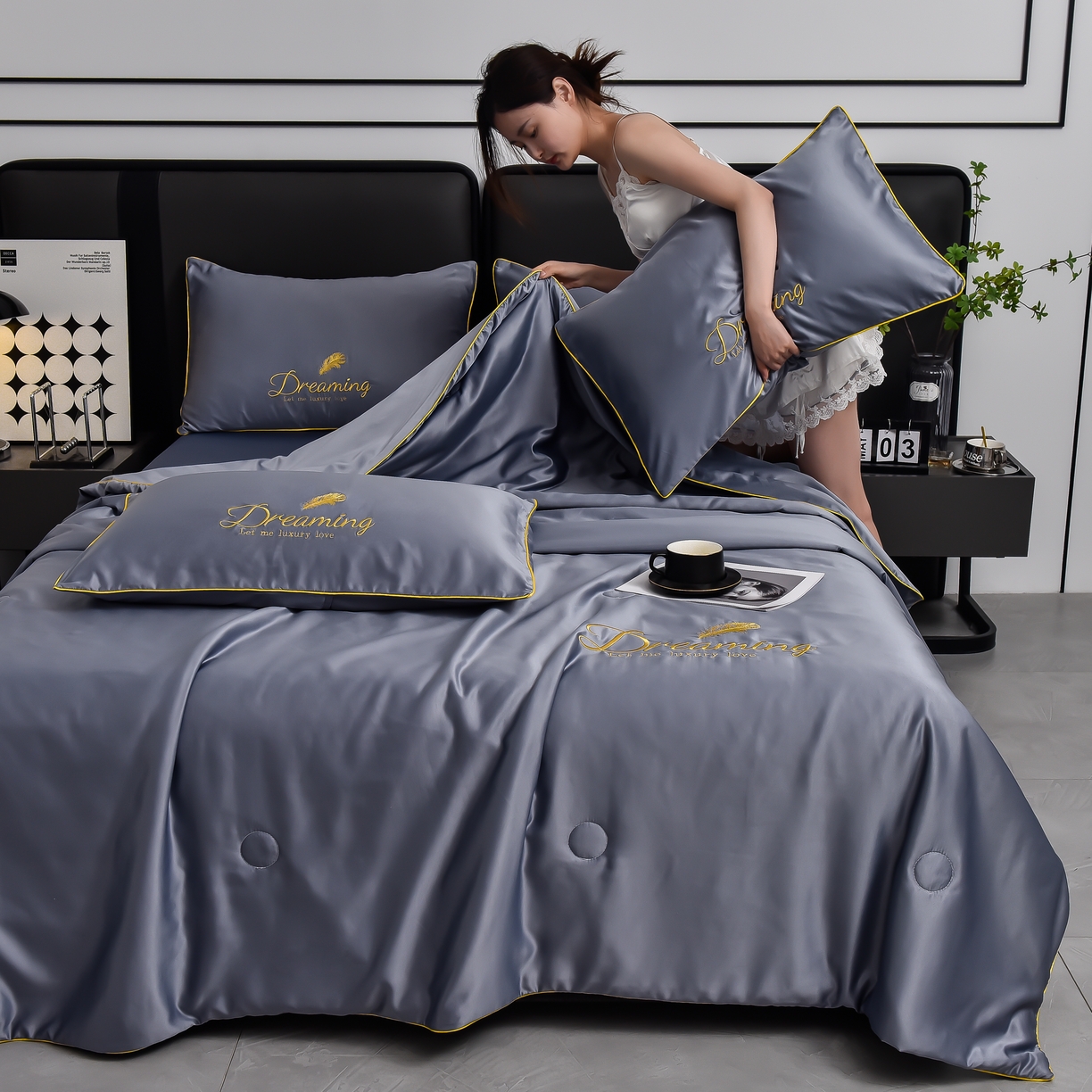 91家纺网 家纺一手货源 找家纺 简爱 2025新款水洗真丝刺绣夏被四件套（跑量款） 直播 梦羽-星雾蓝