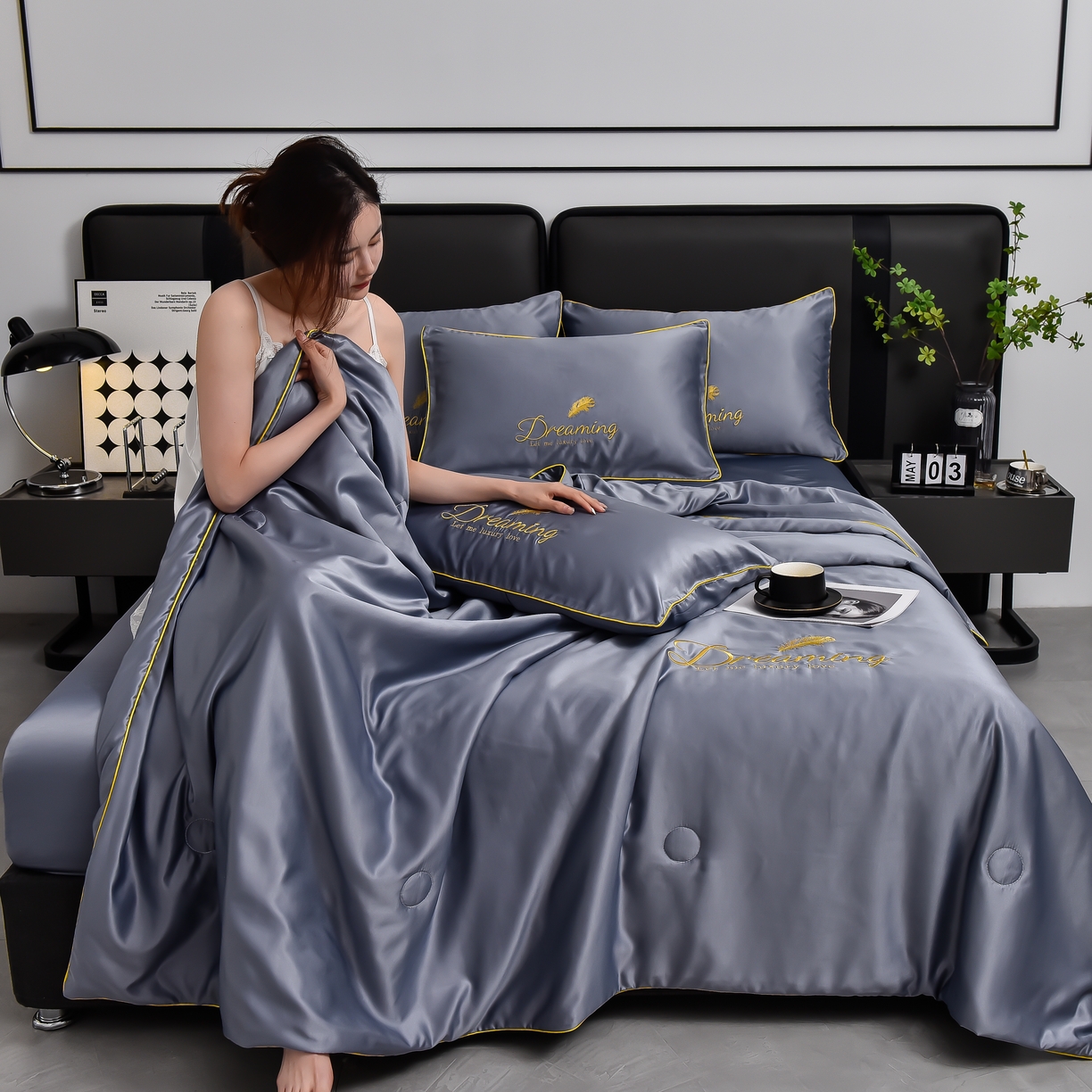 91家纺网 家纺一手货源 找家纺 简爱 2025新款水洗真丝刺绣夏被四件套（跑量款） 直播 梦羽-星雾蓝