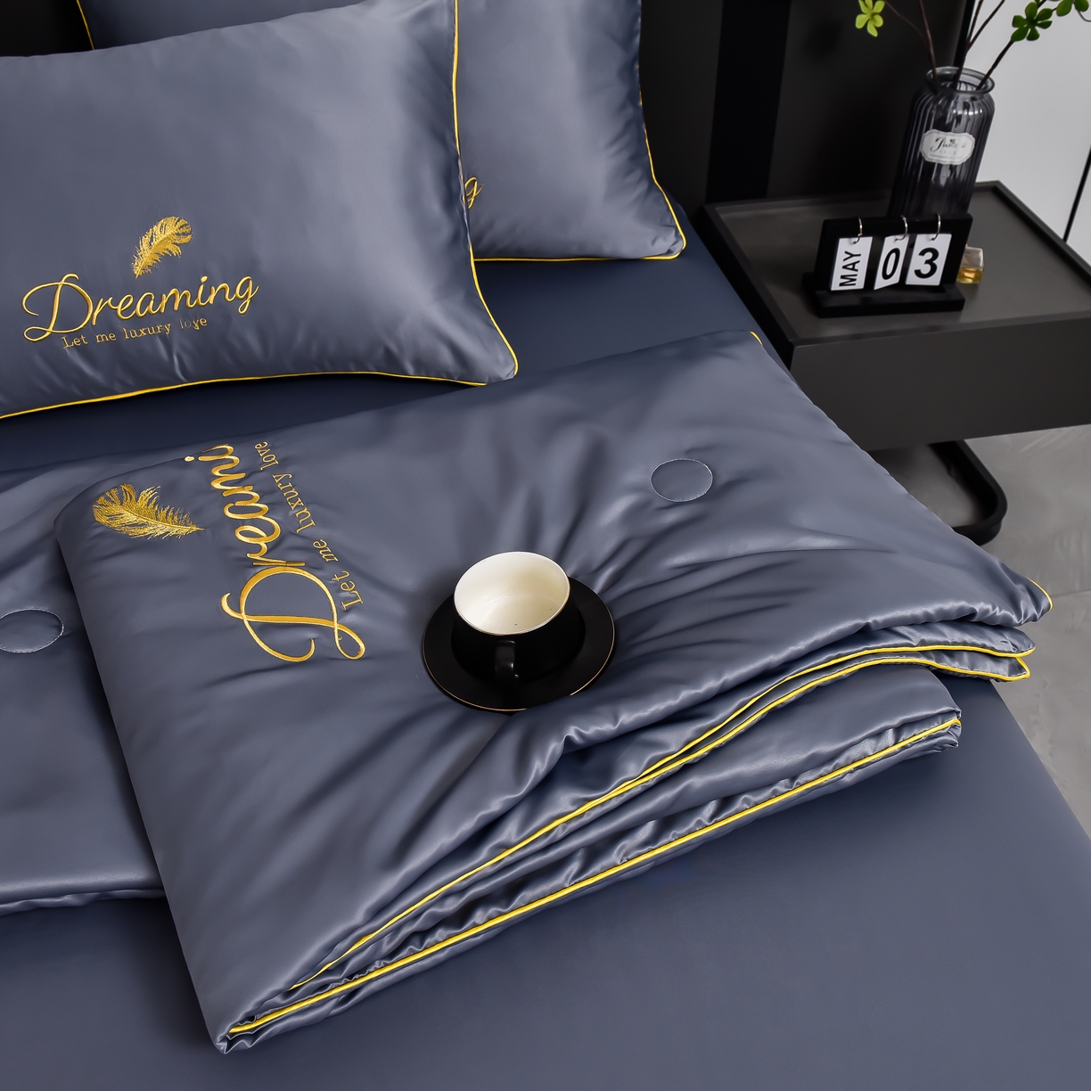 91家纺网 家纺一手货源 找家纺 简爱 2025新款水洗真丝刺绣夏被四件套（跑量款） 直播 梦羽-星雾蓝