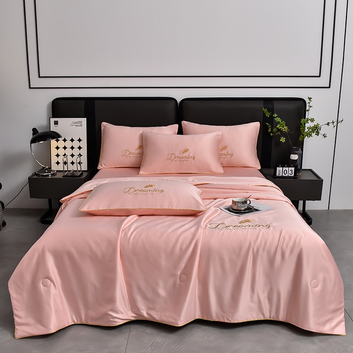 91家纺网 家纺一手货源 找家纺 简爱 2025新款水洗真丝刺绣夏被四件套（跑量款） 直播 梦羽-樱花粉