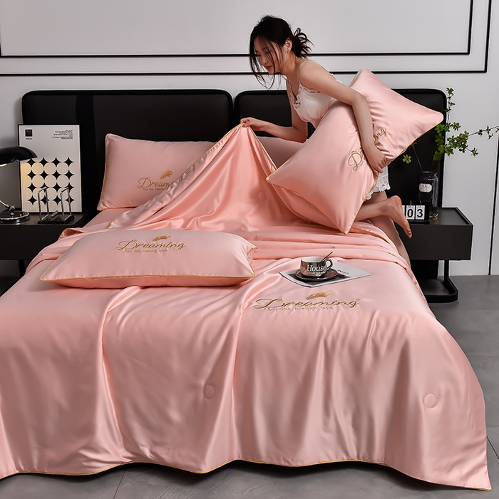 91家纺网 家纺一手货源 找家纺 简爱 2025新款水洗真丝刺绣夏被四件套（跑量款） 直播 梦羽-樱花粉