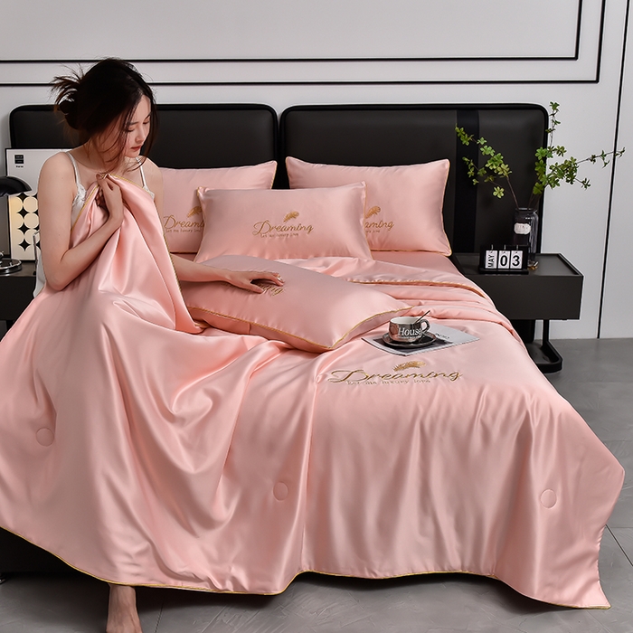 91家纺网 家纺一手货源 找家纺 简爱 2025新款水洗真丝刺绣夏被四件套（跑量款） 直播 梦羽-樱花粉