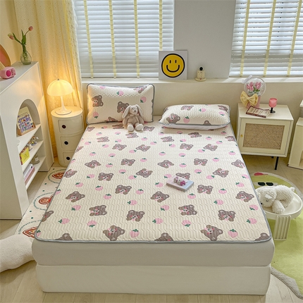 91家纺网 家纺一手货源 找家纺 美乐迪家纺 2023新款夏被乳胶凉席套件 草莓小熊