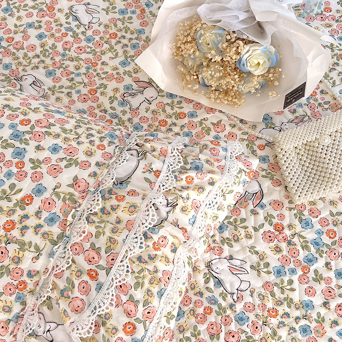 91家纺网 家纺一手货源 找家纺 罗艺轩 2024新款法式风蕾丝夹棉床裙三件套 花想容-花丛兔