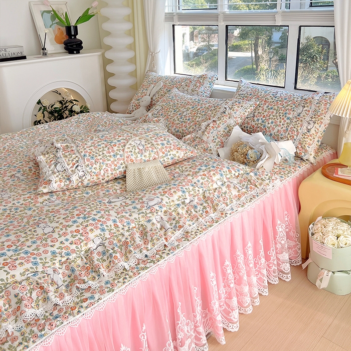 91家纺网 家纺一手货源 找家纺 罗艺轩 2024新款法式风蕾丝夹棉床裙三件套 花想容-花丛兔