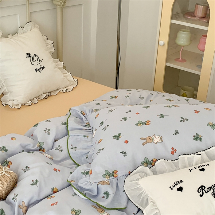 91家纺网 家纺一手货源 找家纺 昔可家纺 2023新款花边双层纱系列ok 草莓小兔蓝底