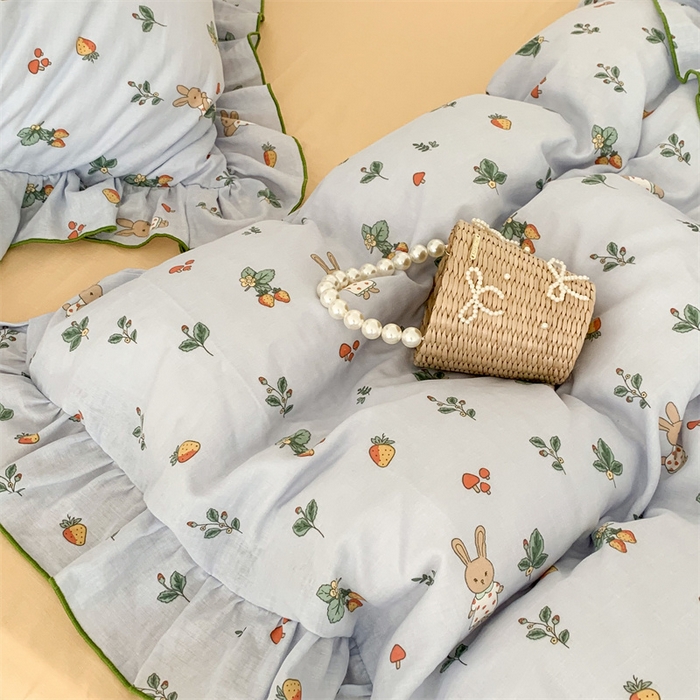 91家纺网 家纺一手货源 找家纺 昔可家纺 2023新款花边双层纱系列ok 草莓小兔蓝底