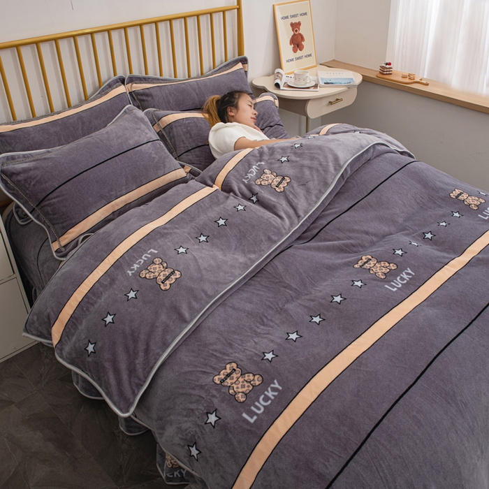 91家纺网 家纺一手货源 找家纺 登登家纺 加厚印花牛奶金貂法莱宝宝绒四件套  布偶小熊