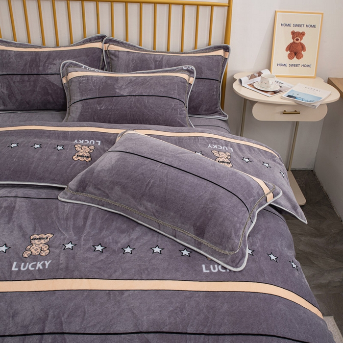 91家纺网 家纺一手货源 找家纺 登登家纺 加厚印花牛奶金貂法莱宝宝绒四件套  布偶小熊