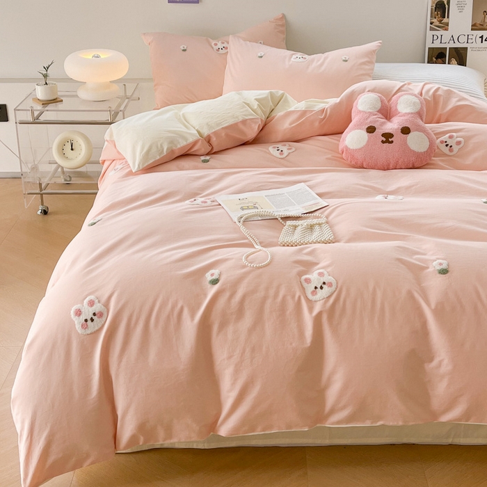 91家纺网 家纺一手货源 找家纺 慕尚家纺 2025新款全棉水洗棉毛巾绣四件套 米兔兔-玉白