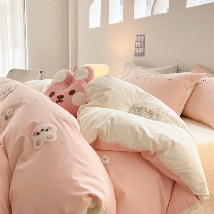 91家纺网 家纺一手货源 找家纺 慕尚家纺 2025新款全棉水洗棉毛巾绣四件套 米兔兔-玉白