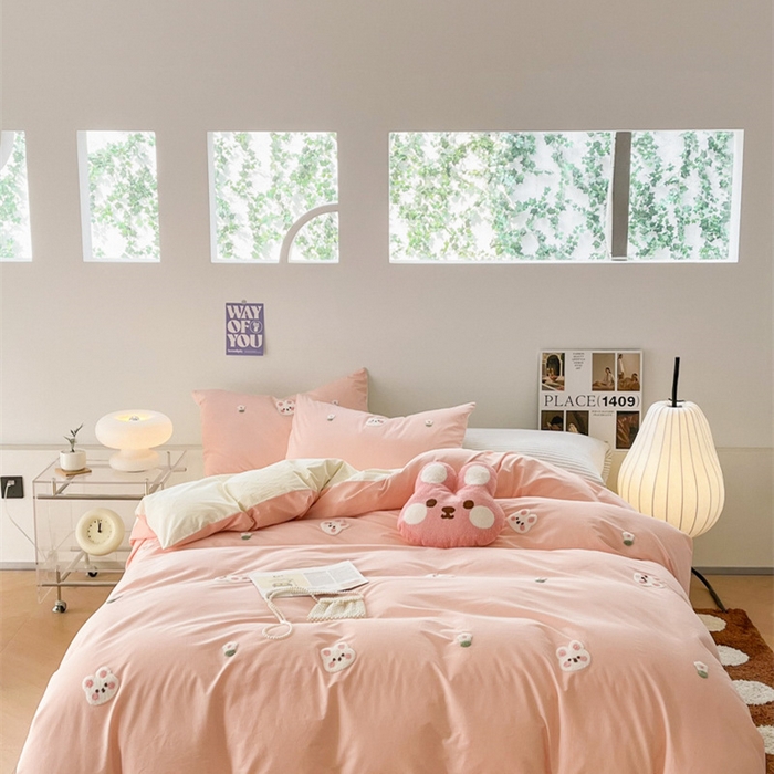 91家纺网 家纺一手货源 找家纺 慕尚家纺 2025新款全棉水洗棉毛巾绣四件套 米兔兔-玉白