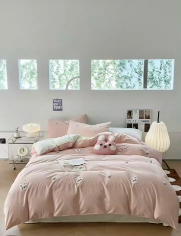 91家纺网 家纺一手货源 找家纺 慕尚家纺 2025新款全棉水洗棉毛巾绣四件套 米兔兔-玉白