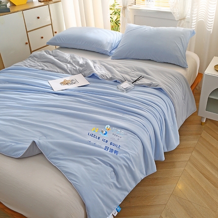 91家纺网 家纺一手货源 找家纺 艾佳宝贝 2023新款凉感丝冰淇淋夏被夏凉被-好凉鸭系列 浅蓝拼灰