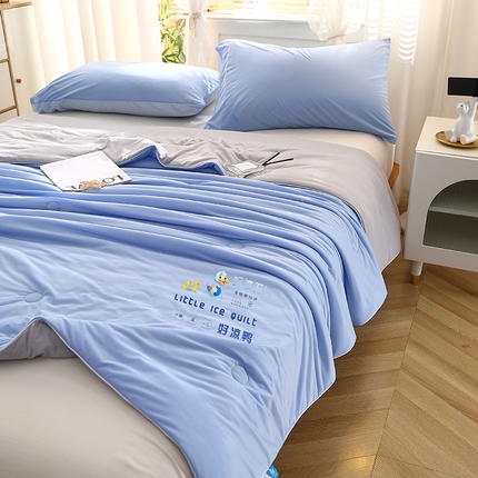 91家纺网 家纺一手货源 找家纺 艾佳宝贝 2023新款凉感丝冰淇淋夏被夏凉被-好凉鸭系列 天蓝拼灰