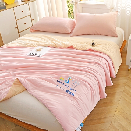 91家纺网 家纺一手货源 找家纺 艾佳宝贝 2023新款凉感丝冰淇淋夏被夏凉被-好凉鸭系列 粉拼米黄