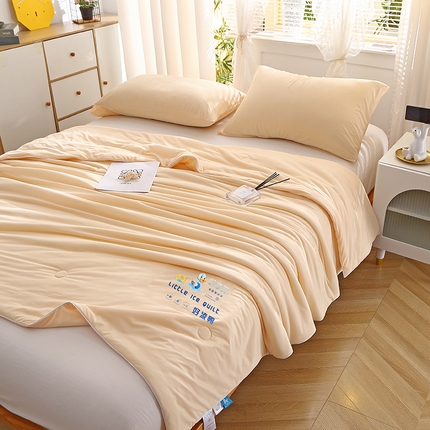 91家纺网 家纺一手货源 找家纺 艾佳宝贝 2023新款凉感丝冰淇淋夏被夏凉被-好凉鸭系列 米黄