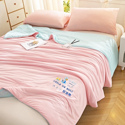 91家纺网 家纺一手货源 找家纺 艾佳宝贝 2023新款凉感丝冰淇淋夏被夏凉被-好凉鸭系列 粉拼绿