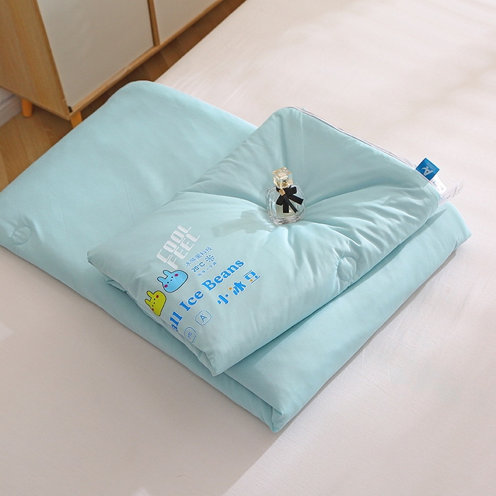 91家纺网 家纺一手货源 找家纺 艾佳宝贝 2023凉感丝冰淇淋夏被-小冰豆系列 绿拼灰