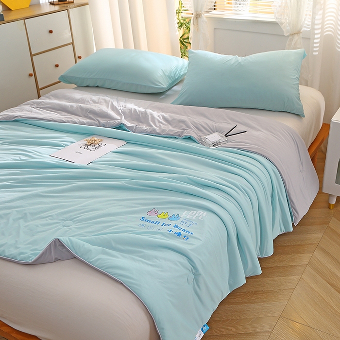 91家纺网 家纺一手货源 找家纺 艾佳宝贝 2023凉感丝冰淇淋夏被-小冰豆系列 绿拼灰