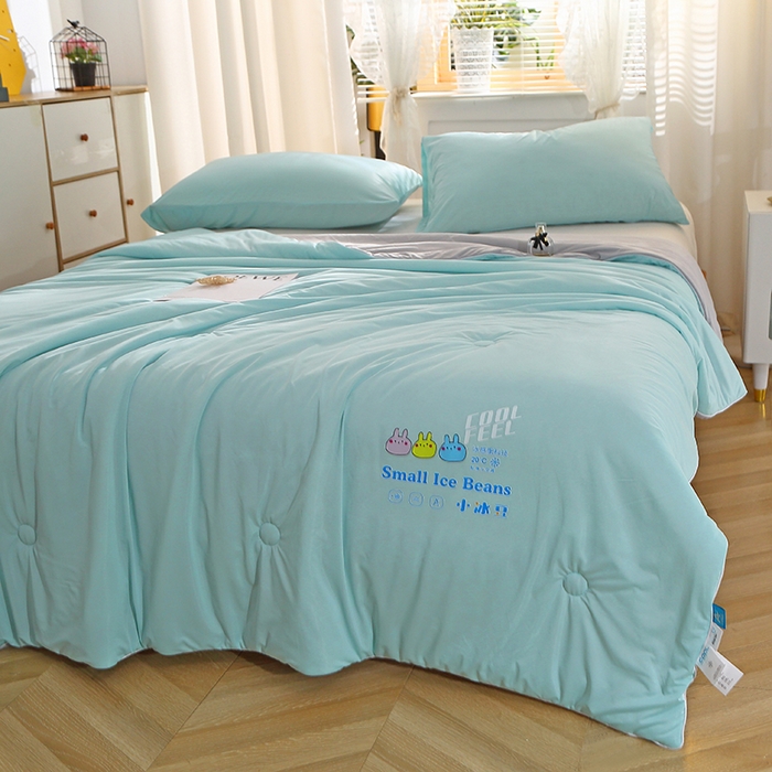 91家纺网 家纺一手货源 找家纺 艾佳宝贝 2023凉感丝冰淇淋夏被-小冰豆系列 绿拼灰