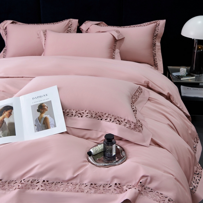 91家纺网 家纺一手货源 找家纺 榻尚家居2023款纯棉镂空贡缎蕾丝款四件套(会员-20) 曙光粉