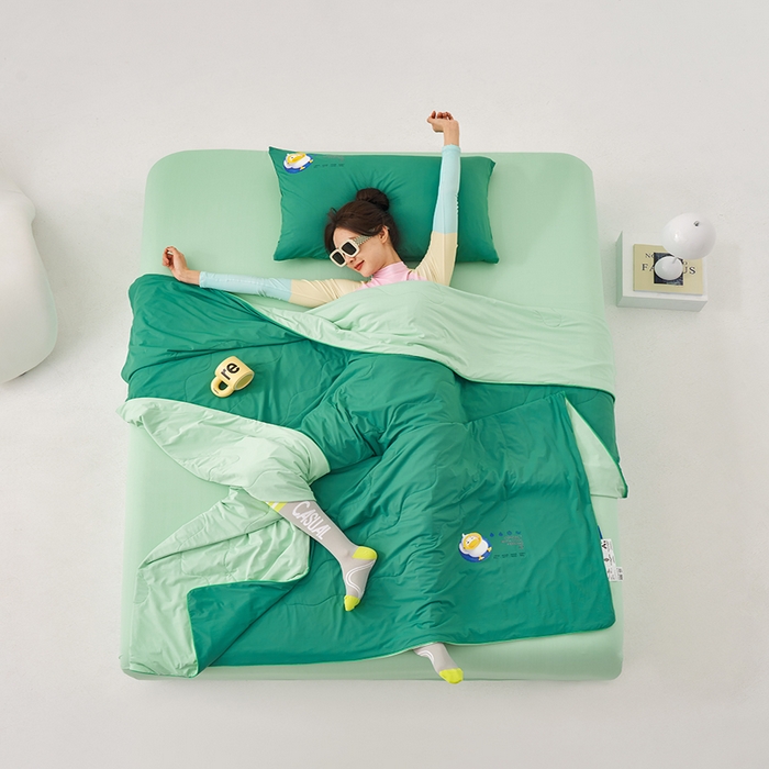 91家纺网 家纺一手货源 找家纺 莱福仕家纺 2024新款解放鸭力凉感蚕丝夏被 极光绿