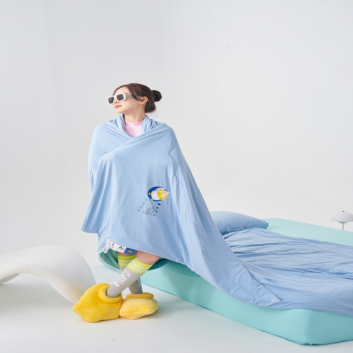 91家纺网 家纺一手货源 找家纺 莱福仕家纺 2024新款解放鸭力凉感蚕丝夏被 莱茵蓝