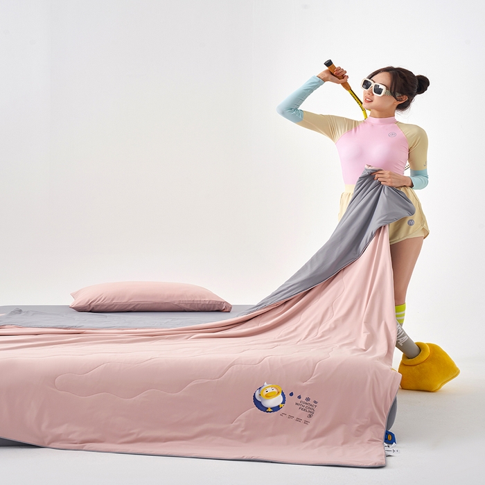 91家纺网 家纺一手货源 找家纺 莱福仕家纺 2024新款解放鸭力凉感蚕丝夏被 音速粉