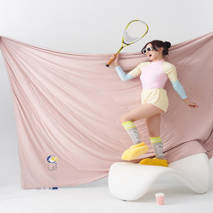 91家纺网 家纺一手货源 找家纺 莱福仕家纺 2024新款解放鸭力凉感蚕丝夏被 音速粉