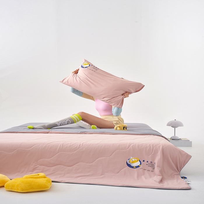 91家纺网 家纺一手货源 找家纺 莱福仕家纺 2024新款解放鸭力凉感蚕丝夏被 音速粉