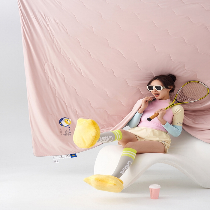 91家纺网 家纺一手货源 找家纺 莱福仕家纺 2024新款解放鸭力凉感蚕丝夏被 音速粉