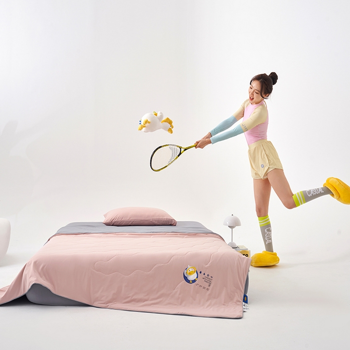 91家纺网 家纺一手货源 找家纺 莱福仕家纺 2024新款解放鸭力凉感蚕丝夏被 音速粉