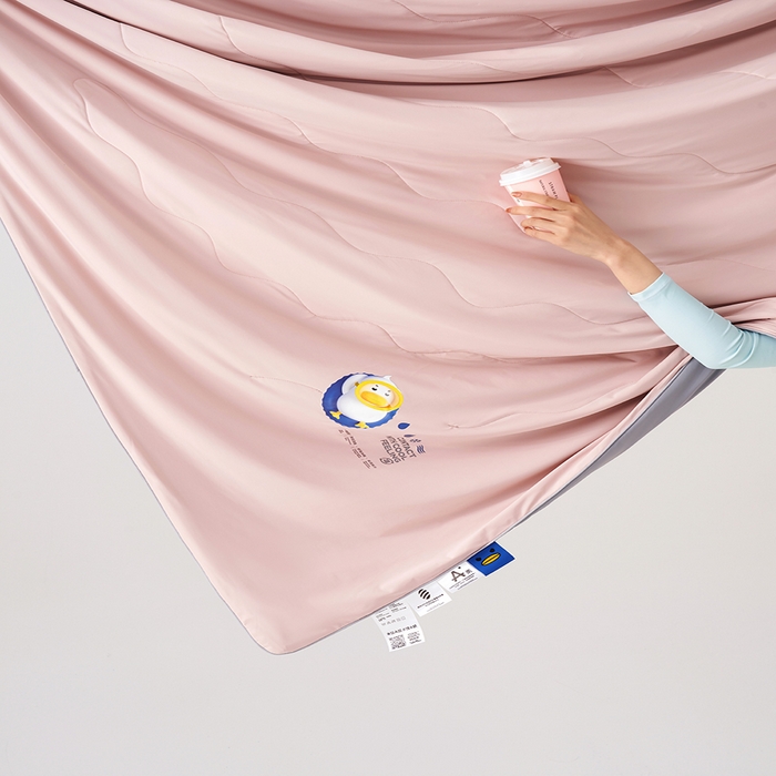 91家纺网 家纺一手货源 找家纺 莱福仕家纺 2024新款解放鸭力凉感蚕丝夏被 音速粉