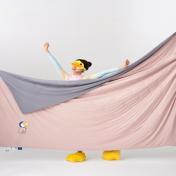 91家纺网 家纺一手货源 找家纺 莱福仕家纺 2024新款解放鸭力凉感蚕丝夏被 音速粉