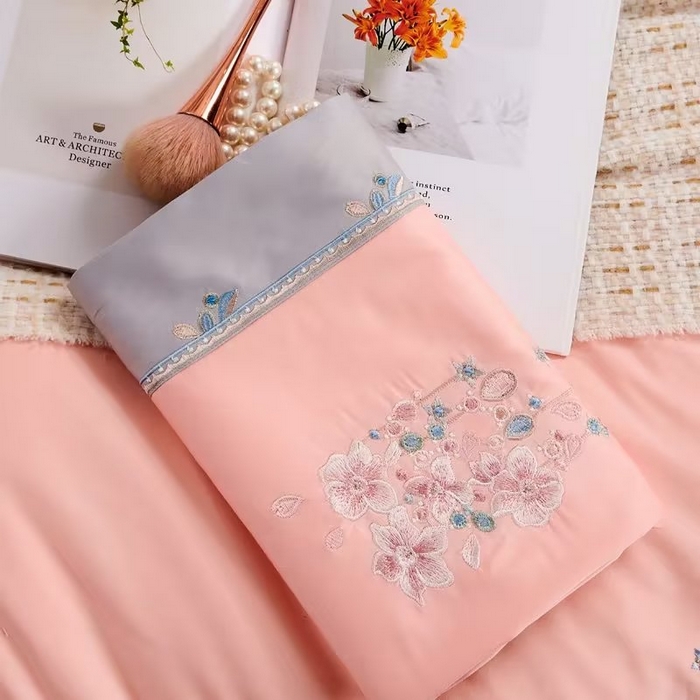 91家纺网 家纺一手货源 找家纺 U品汇 2023新品120支60S长绒棉宽边刺绣花贡缎纯棉全棉四件套 爱的城堡-雅黛粉