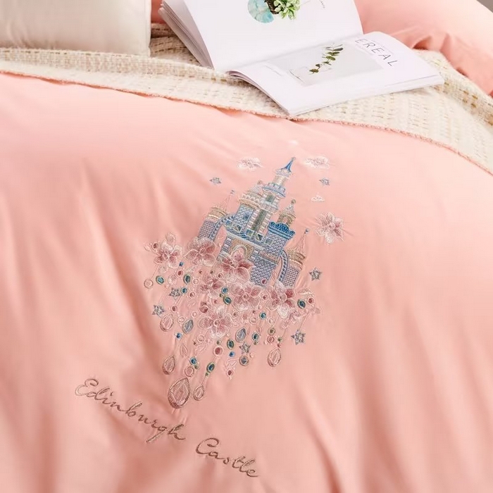 91家纺网 家纺一手货源 找家纺 U品汇 2023新品120支60S长绒棉宽边刺绣花贡缎纯棉全棉四件套 爱的城堡-雅黛粉