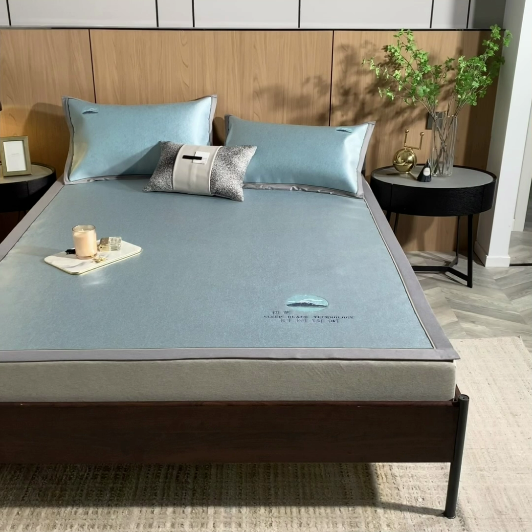 91家纺网 家纺一手货源 找家纺 2023全季家居纯色凉感肌理纹富士款冰丝凉席 富士款-蔚蓝