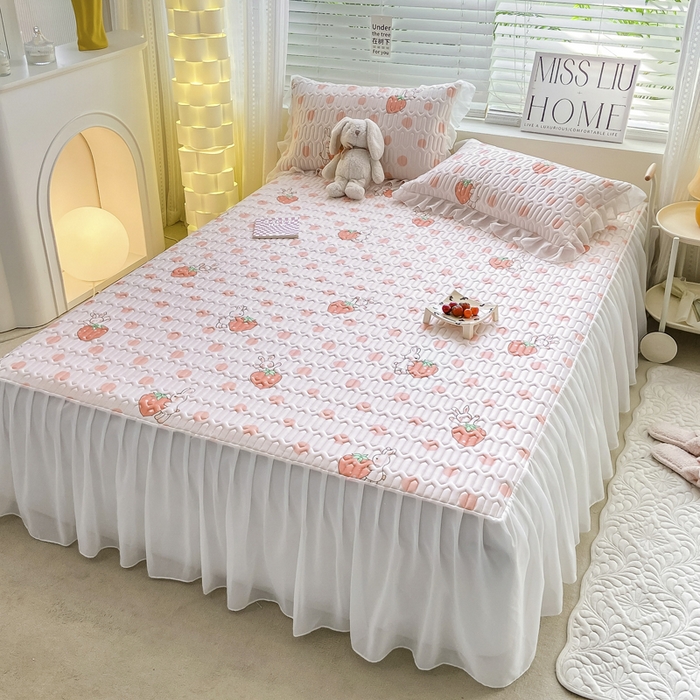 91家纺网 家纺一手货源 找家纺 慕澄 2023新款小版雪纺床裙款乳胶凉席 草莓小兔