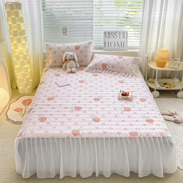 91家纺网 家纺一手货源 找家纺 慕澄 2023新款小版雪纺床裙款乳胶凉席 草莓小兔