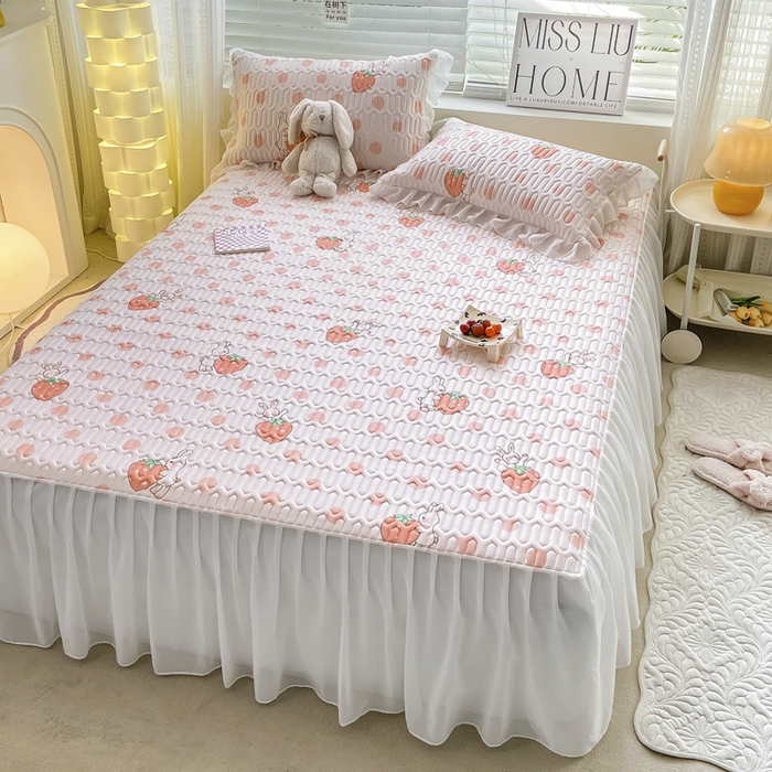 91家纺网 家纺一手货源 找家纺 慕澄 2023新款小版雪纺床裙款乳胶凉席 草莓小兔