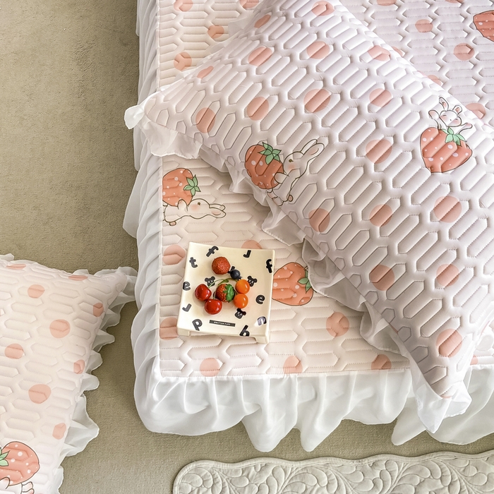 91家纺网 家纺一手货源 找家纺 慕澄 2023新款小版雪纺床裙款乳胶凉席 草莓小兔