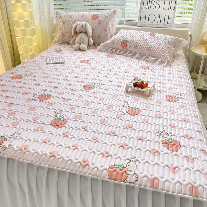 91家纺网 家纺一手货源 找家纺 慕澄 2023新款小版雪纺床裙款乳胶凉席 草莓小兔