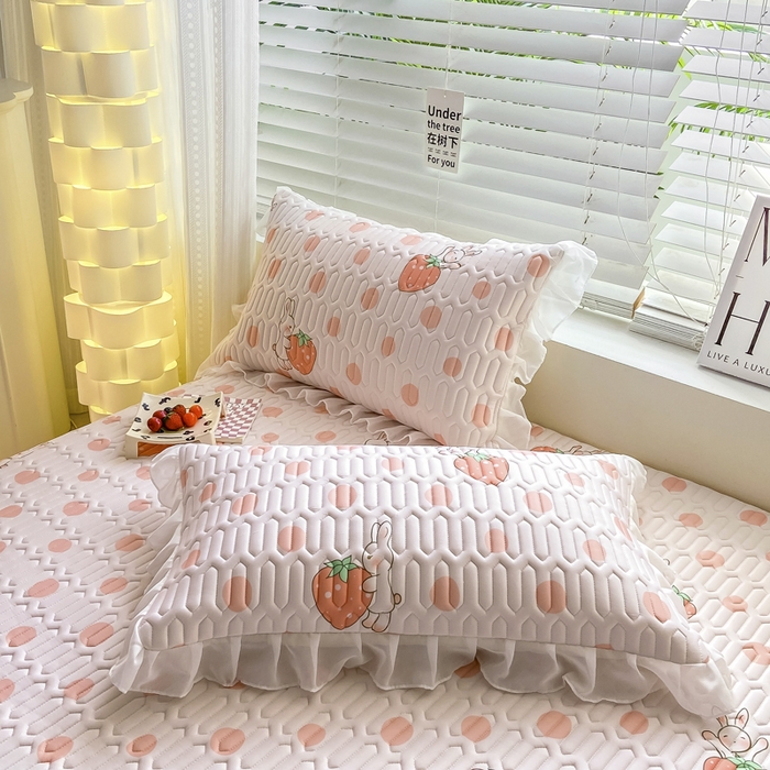 91家纺网 家纺一手货源 找家纺 慕澄 2023新款小版雪纺床裙款乳胶凉席 草莓小兔