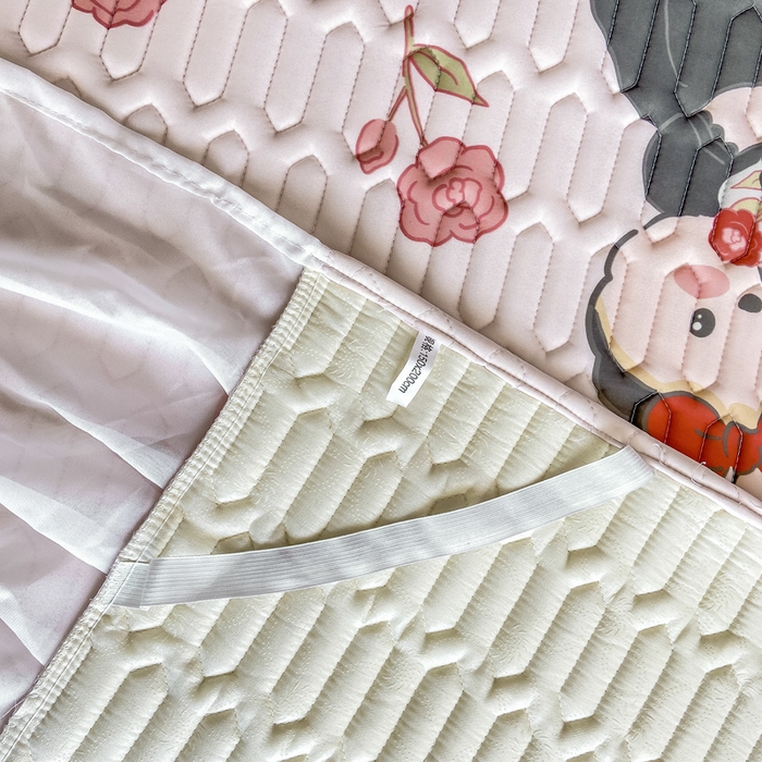 91家纺网 家纺一手货源 找家纺 慕澄 2023新款小版雪纺床裙款乳胶凉席 黑裙兔兔