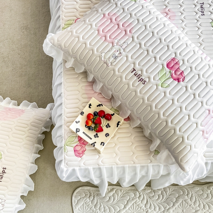 91家纺网 家纺一手货源 找家纺 慕澄 2023新款小版雪纺床裙款乳胶凉席 花花小兔